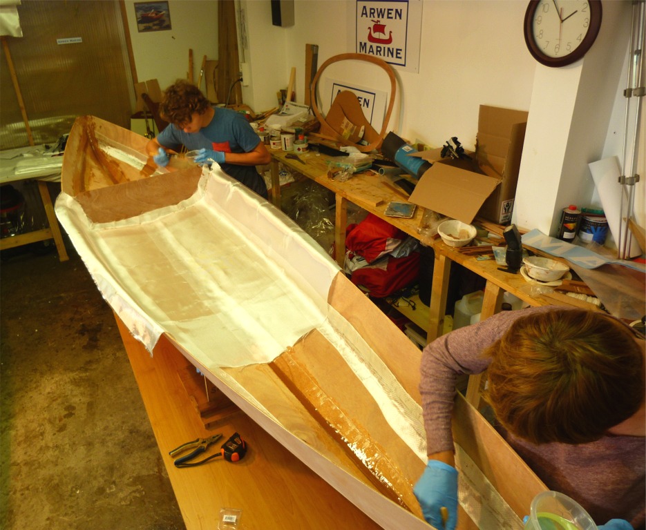 Nous ajoutons une pi&egrave;ce de tissu de verre pour couvrir toute la surface int&eacute;rieure du cockpit. 