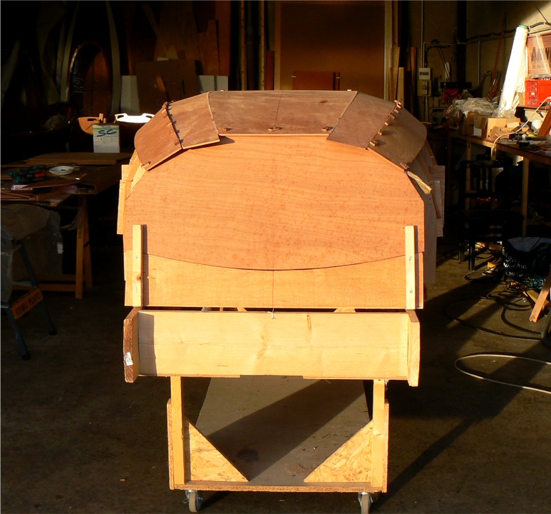 Revoil&agrave; le soleil pour une photo de l'arri&egrave;re. Les galbords sont coll&eacute;s bord &agrave; bord avec la sole, les suivants sont &agrave; clin. Une stratification du bas de la coque (galbords et sole) renforcera les liaisons et rigidifiera le fond du bateau. 