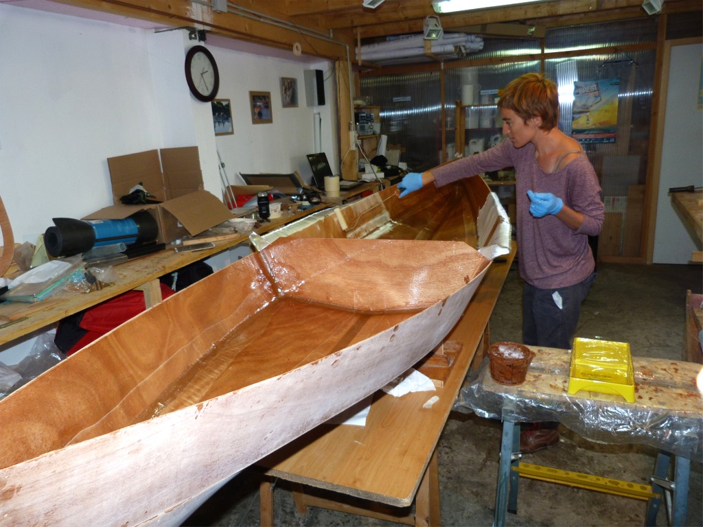 Maud utilise le rouleau pour saturer le tissu de verre du cockpit, et pour passer une couche g&eacute;n&eacute;rale d'&eacute;poxy "claire" sur toutes la surface int&eacute;rieure de la coque et du pont. 
