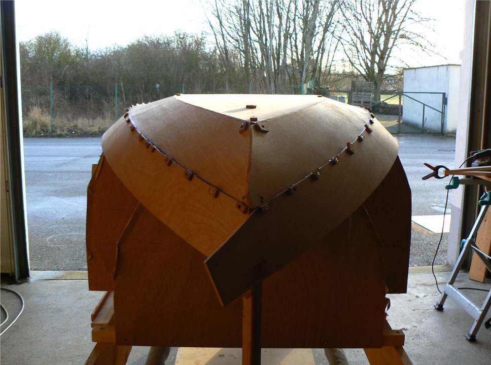 Et une petite derni&egrave;re image de l'avant. Je n'ai pas encore coup&eacute; le bout du second bord&eacute; b&acirc;bord &agrave; l'avant. De toutes fa&ccedil;ons, tout l'avant sera rabattu au rabot pour fixer une fausse &eacute;trave en lamell&eacute;-coll&eacute;. 