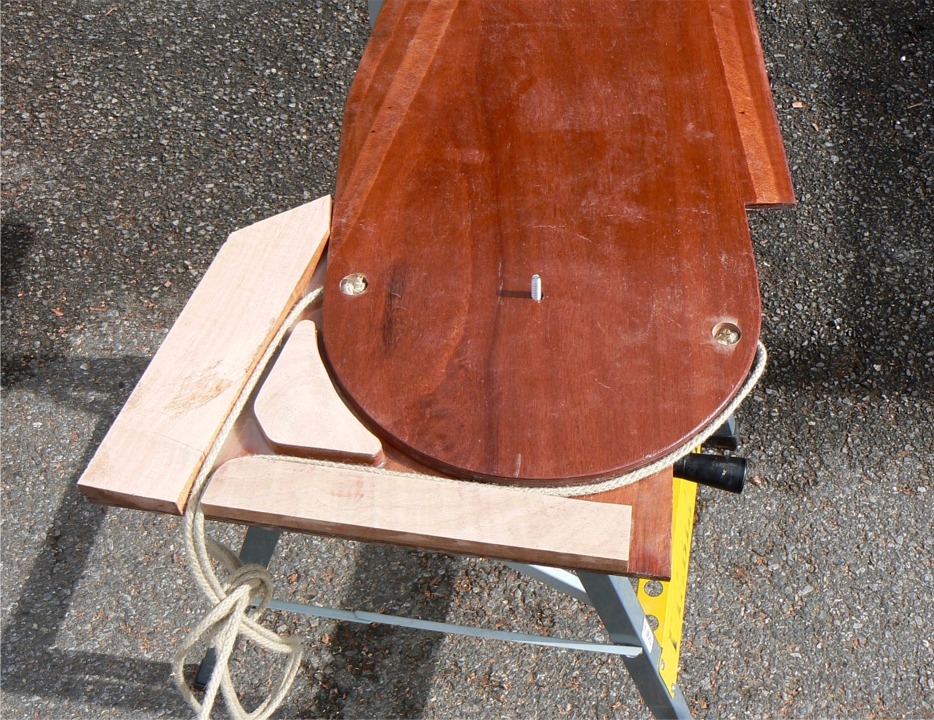 L'essayage pr&eacute;c&eacute;dent m'a permis de rep&eacute;rer l'emplacement des ancrages des bouts de contr&ocirc;le. Ici le safran est en position "relev&eacute;". 