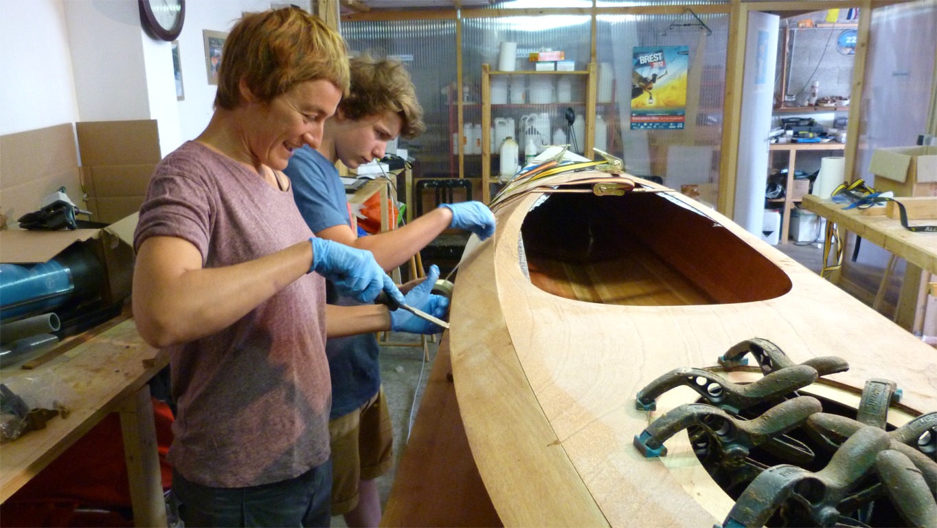 Comme lors du premier assemblage, Maud utilise un couteau &agrave; mastic pour amener les bords en correspondance, et Ga&euml;l suit avec la bande adh&eacute;sive. Ce n'est qu'apr&egrave;s avoir termin&eacute; cette phase que nous pouvons nous arr&ecirc;ter pour d&eacute;jeuner... &agrave; 15h45 ! En effet, les op&eacute;rations impliquant de l'&eacute;poxy doivent s'encha&icirc;ner sans que celle-ci ait le temps de durcir avant que tout soit en place. 