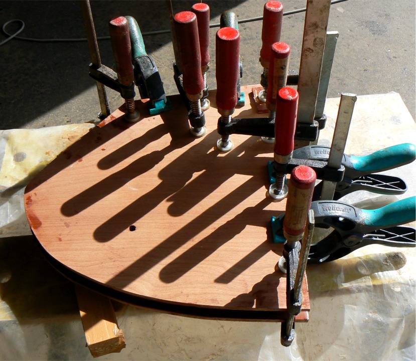 Pinces et presses sont dispos&eacute;es aux endroits o&ugrave; les &eacute;l&eacute;ments d'&acirc;me doivent coller sur la joue b&acirc;bord. 