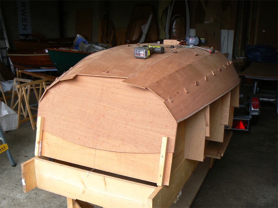 J'avance en parall&egrave;le sur l'Arwen : je viens de poser la troisi&egrave;me paire de bord&eacute;s. Ils sont coll&eacute;s sur le bord du clin pr&eacute;c&eacute;dent sur toute leur longueur et sur 12 mm de large. Ce collage est tenu pendant le durcissement de l'&eacute;poxy par des vis temporaires, pass&eacute;es &agrave; travers des cales pour &eacute;viter de trop marquer la surface des bord&eacute;s. 