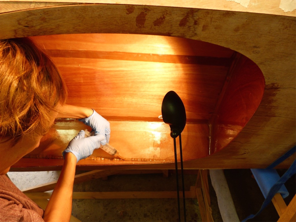 L'&eacute;poxy d&eacute;pos&eacute;e &agrave; la seringue sera ensuite liss&eacute;e &agrave; l'aide d'un couteau &agrave; mastic, puis des bandes de fibre de verre satur&eacute;es &agrave; l'avance (par trempage dans un r&eacute;cipient rempli d'&eacute;poxy "claire") seront d&eacute;roul&eacute;es sur les joints liss&eacute;s. Dans le feu de l'action, je n'ai h&eacute;las pas fait de photos de cette derni&egrave;re phase. 