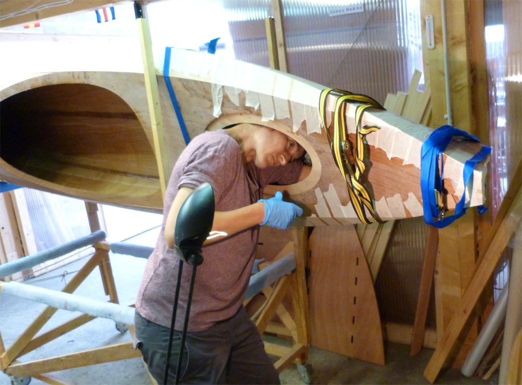 Pour le compartiment arri&egrave;re, Maud s'&eacute;claire &agrave; l'aide d'une lampe frontale car l'ouverture ne permet pas d'utiliser la lampe classique. 