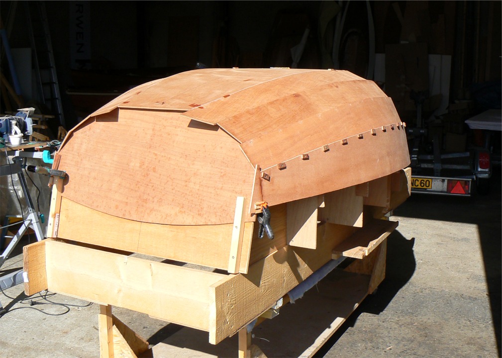 Et &ccedil;a y est : les deux derniers bord&eacute;s sont en place, c'est presque fini... Pas tout &agrave; fait : plus qu'&agrave; couper les bouts des bord&eacute;s sur le tableau arri&egrave;re, stratifier la sole et les galbords, int&eacute;rieur-ext&eacute;rieur, r&eacute;aliser et fixer la fausse-&eacute;trave, boucher tous les trous de vis, repasser une couche d'&eacute;poxy charg&eacute;e sur les joints entre les clins, mettre en place les listons, et apr&egrave;s on pourra attaquer l'am&eacute;nagement de l'int&eacute;rieur. Bref, encore quelques bricoles. 