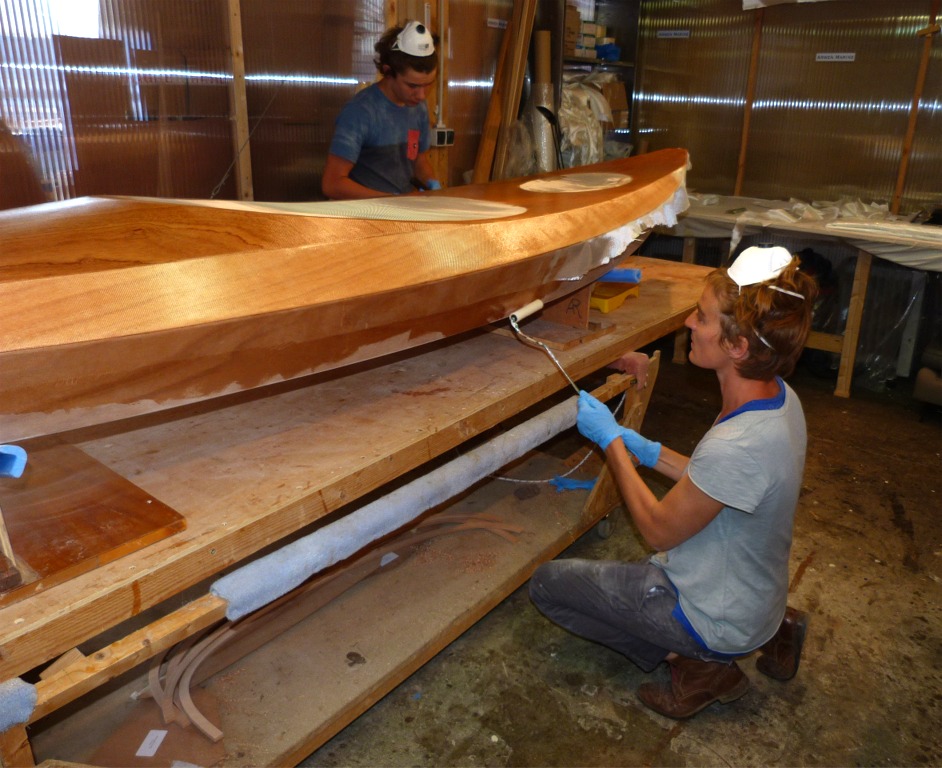 Nous laissons dépasser tout autour 5 à 10 cm de tissu de verre que nous plaquons sur le haut des panneaux latéraux. Le tissu de la stratification de la coque viendra recouvrir cette zone d'une seconde couche afin de renforcer le joint coque-pont. 