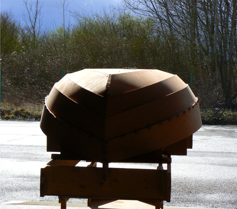 La couleur du ciel donne une id&eacute;e de l'utilit&eacute; des roues sous le mannequin pour pouvoir travailler &agrave; l'ext&eacute;rieur (meilleure lumi&egrave;re) et rentrer vite quand le grain passe. On voit d'ailleurs sur quelques images du tableau arri&egrave;re que je n'ai pas toujours &eacute;t&eacute; assez rapide... Un petit pon&ccedil;age aura t&ocirc;t fait d'effacer ces marques de gouttes. 