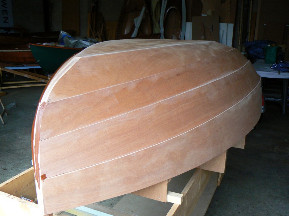 Trous bouch&eacute;s, premier rabotage de l'&eacute;trave et petit pon&ccedil;age fait sur les joints, je vais repasser une couche de remplissage partout. On voit sur l'&eacute;trave que j'ai d&eacute;j&agrave; fait des retouches &agrave; l'&eacute;poxy charg&eacute;e et teint&eacute;e au colorant rouge. Je teinte en effet toute l'&eacute;poxy utilis&eacute;e sur le bateau pour tenter de rattraper la teinte du contreplaqu&eacute; makor&eacute;. 