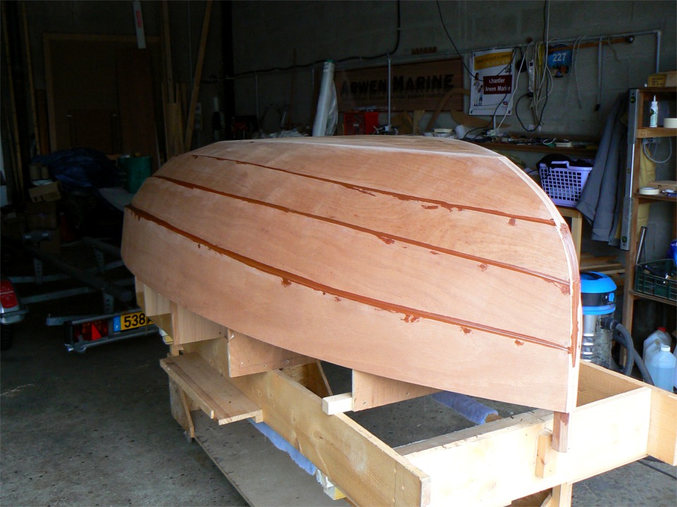 On dirait que j'ai eu la main lourde avec le colorant rouge... Que nenni, c'est seulement que la couche est fra&icirc;che (si si, j'ose !) et son aspect va "mater" en durcissant. De plus, le contreplaqu&eacute; deviendra beaucoup plus sombre quand il sera lui-m&ecirc;me "mouill&eacute;" par l'impr&eacute;gnation ou la stratification &eacute;poxy, selon des endroits. 