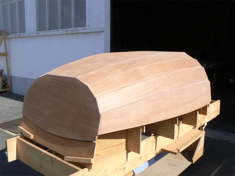 Le lendemain matin, je fais un pon&ccedil;age complet sur toute la surface ext&eacute;rieure, apr&egrave;s avoir coup&eacute; le bout des bord&eacute;s au ras du tableau arri&egrave;re. 