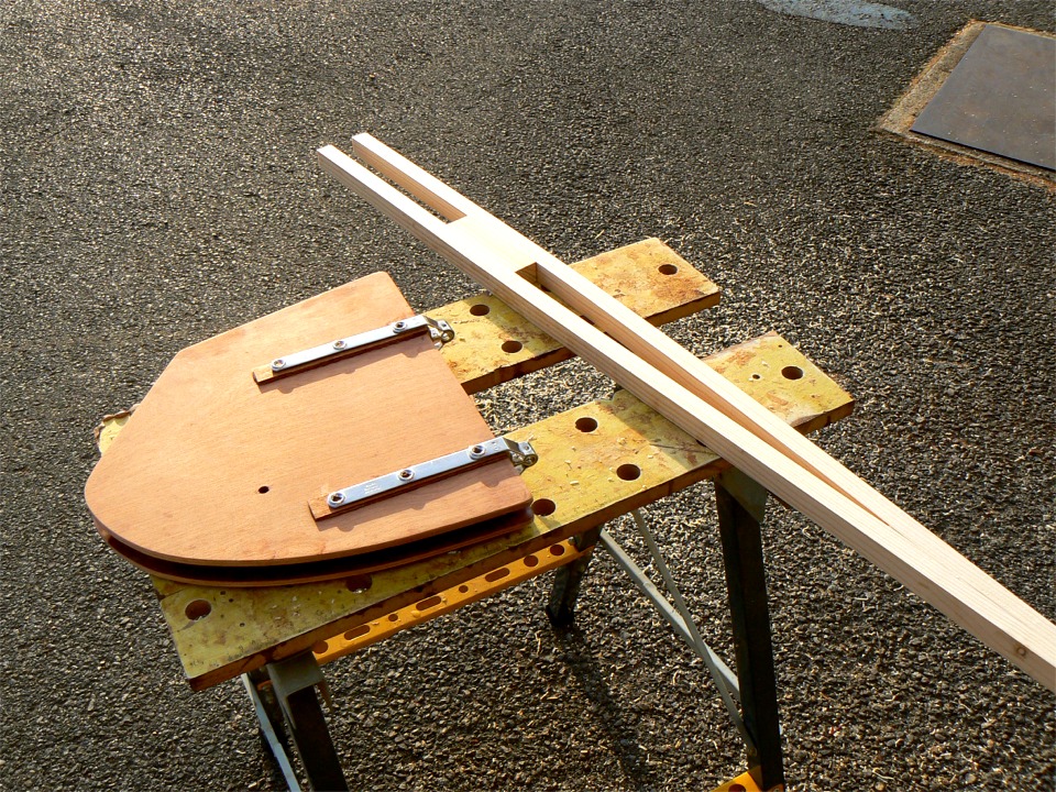 Et revoil&agrave; la t&ecirc;te du gouvernail de Ronan : j'ai coll&eacute; des lattes de renfort de 3 mm aux endroits des f&eacute;melots, afin d'arriver &agrave; la largeur int&eacute;rieure des f&eacute;melots. La barre est assembl&eacute;e et d&eacute;grossie. La t&ecirc;te de gouvernail s'ins&egrave;rera entre les deux "piques" de la fourche. Cette construction lui donne un maximum de r&eacute;sistance lat&eacute;rale. 