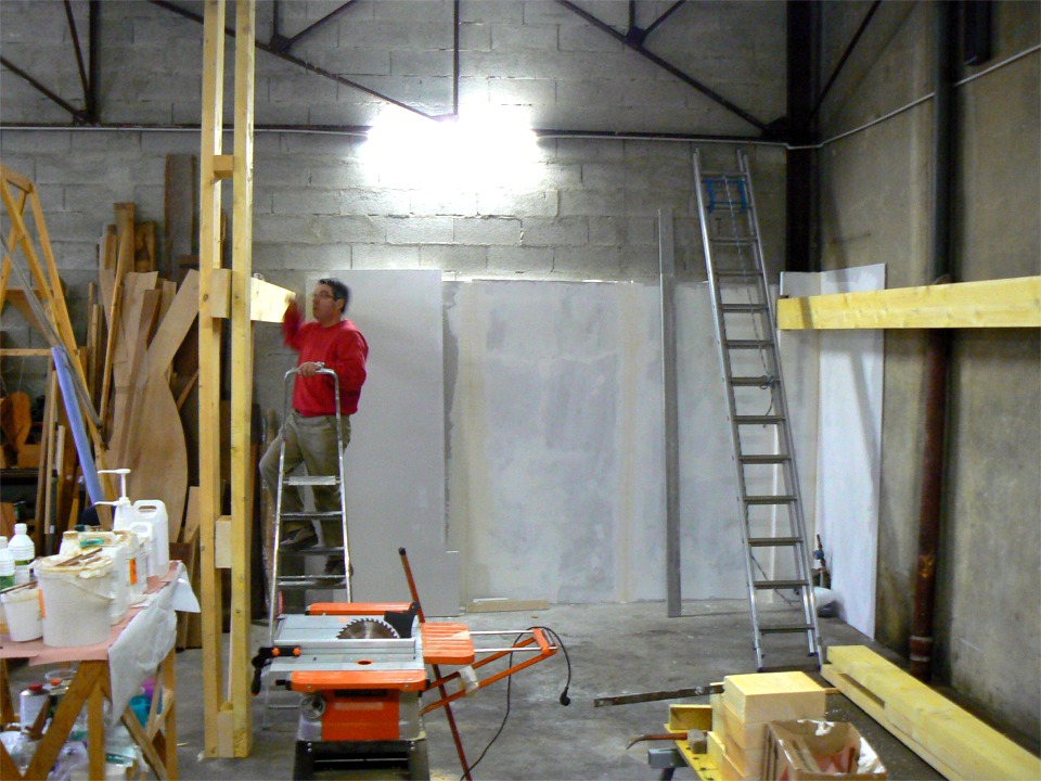 Comme beaucoup d'entreprises picardes, celle qui employait Dominique s'est &eacute;vapor&eacute;e (pour se remat&eacute;rialiser en Chine, sans doute) et, la cinquantaine venue, au moment o&ugrave; d'autres se r&eacute;signent au ch&ocirc;mage en attendant une retraite incertaine, il a d&eacute;cid&eacute; d'entamer une nouvelle carri&egrave;re d'artisan. Respect. 