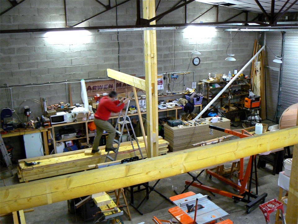 Inutile de dire que nos positions de ma&icirc;tre et &eacute;l&egrave;ve sont tr&egrave;s clairement invers&eacute;es dans nos activit&eacute;s actuelles de charpente et menuiserie. Cette mezzanine est un projet de longue date qui va me fournir une grande surface de rangement suppl&eacute;mentaire, dont je commence &agrave; avoir s&eacute;rieusement besoin. Elle va aussi me permettre de cl&ocirc;turer un volume restreint en-dessous, afin de pouvoir chauffer pour l'&eacute;poxy. 