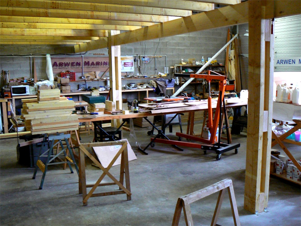 Apr&egrave;s fixation des madriers sur les poteaux, nous ajoutons les bastaings transversaux, qui sont simplement pos&eacute;s sur les madriers et clou&eacute;s. 