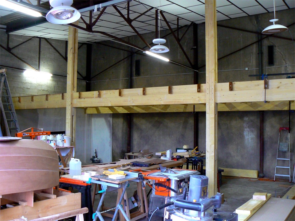 Le madrier du fond, coté mur, est en deux portées, reposant sur les cornières soudées plus tôt par Dominique. Nous ajouterons ultérieurement deux pieds intermédiaires pour soutenir ces longues portées. Des entretoises en volige maintiennent les bastaings.