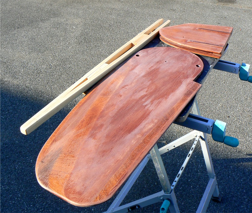 Et voil&agrave; les trois &eacute;l&eacute;ments apr&egrave;s deux couches d'&eacute;poxy : au premier plan le safran, au-dessus &agrave; gauche la barre, &agrave; laquelle j'ai ajout&eacute; un petit rempli pour fixer le taquet coinceur &agrave; d&eacute;v&eacute;rouillage automatique qui tiendra le safran en position basse. 