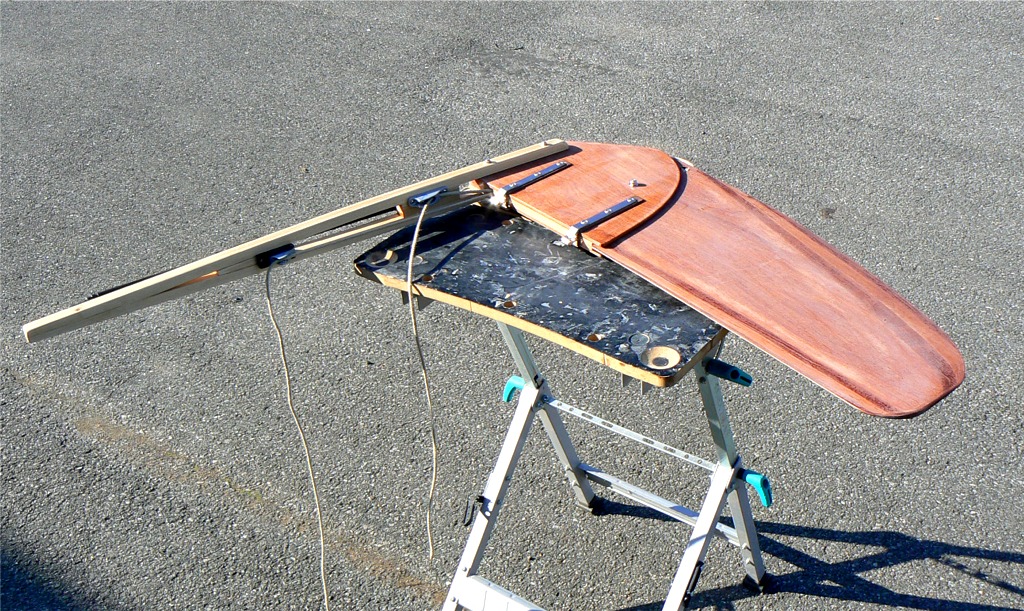 J'ai tout remont&eacute;, et le gouvernail est pr&ecirc;t &agrave; l'usage, apr&egrave;s peinture et vernis qui seront faits par Ronan. Le coinceur &agrave; mi-longueur de la barre est celui qui tient le safran en position basse, celui qui est plus pr&egrave;s du gouvernail permet de bloquer le safran en position haute. 