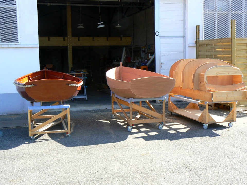 Nous venons de "d&eacute;mouler" la nouvelle Arwen que je construis, et la voici entre son mannequin de construction, &agrave; droite, et une Arwen finie, &agrave; gauche. 