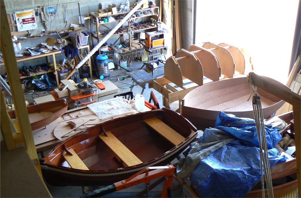 La perspective est &eacute;trange : l'ancienne Arwen parait beaucoup plus grande que la nouvelle, pourtant construite sur le m&ecirc;me mannequin, qui parait encore plus petit que les deux bateaux. 