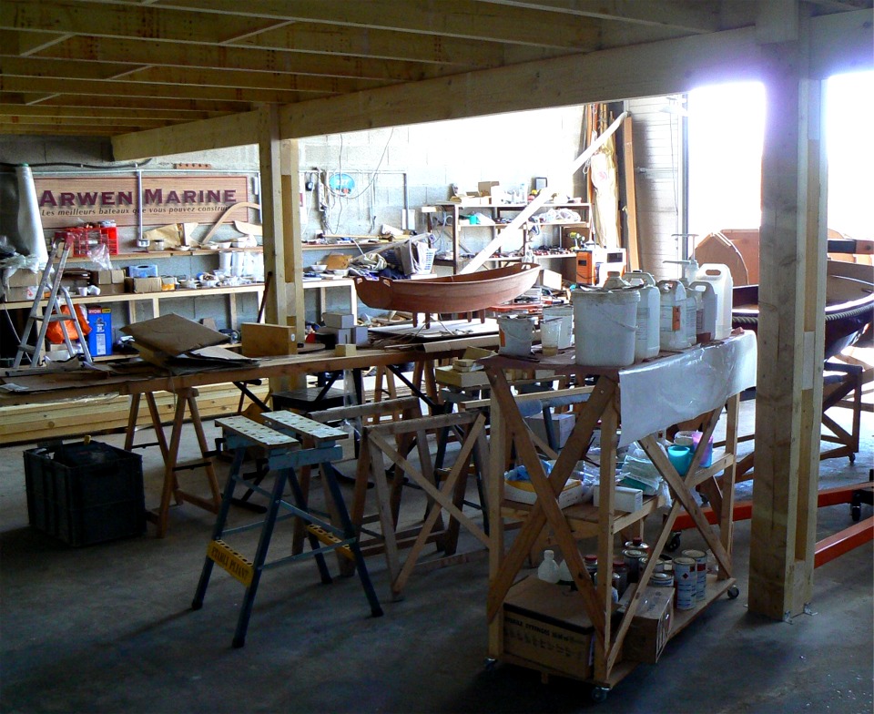 Cette photo du dessous du plancher montre bien les entretoises altern&eacute;es au milieu de la longueur des bastaings. 