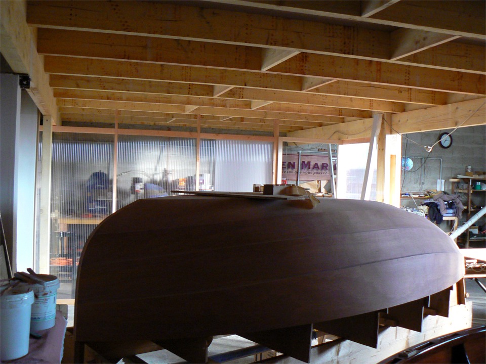 Derni&egrave;re vue de l'&eacute;tat actuel des travaux, qui montre la cloison du cot&eacute; droit de la zone couverte. L&agrave; aussi, il reste &agrave; cl&ocirc;turer la petite partie au-dessus des panneaux de polycarbonate. La partie "atelier couvert" fait 4 m par 7 m, ce qui fait 1 m de plus en largeur et en longueur que la tente de jardin que j'utilisais &agrave; Longueil-Annel voil&agrave; tout juste un an... Comme le temps passe, j'ai l'impression que cela en fait 10 fois plus ! 