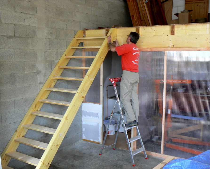 Dominique termine l'ancrage de l'escalier. Nous allons ensuite faire l'&eacute;lectricit&eacute;, puis il restera &agrave; construire les deux grandes portes de "l'atelier couvert", et enfin &agrave; isoler, mais cette derni&egrave;re t&acirc;che attendra l'hiver prochain. Un tr&egrave;s grand MERCI &agrave; Dominique pour sa contribution d&eacute;terminante dans les luxueux am&eacute;nagements de l'atelier !!! 