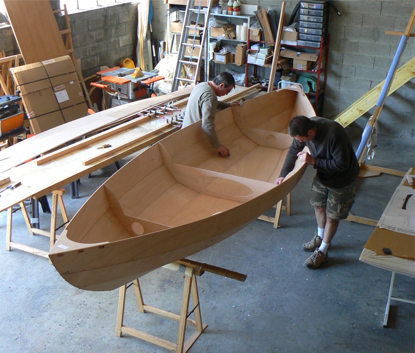 Jean-David et Dominique effacent les marques de crayon (gomme et papier de verre) des rep&egrave;res de montage avant la phase suivante. 