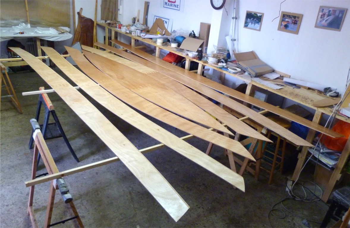 J'&eacute;crivais r&eacute;cemment sur une version ant&eacute;rieure de cette page quelque chose comme "un projet chasse l'autre", et c'est de nouveau ce qui se passe : le lendemain du d&eacute;part de Maud, Ga&euml;l et du Wood Duck 12, je commence la pr&eacute;paration d'un kit de Skerry pour sa construction accompagn&eacute;e avec C&eacute;dric et Thibault... Voici l'impr&eacute;gnation &eacute;poxy des panneaux de coque, apr&egrave;s collage des joints-puzzle.