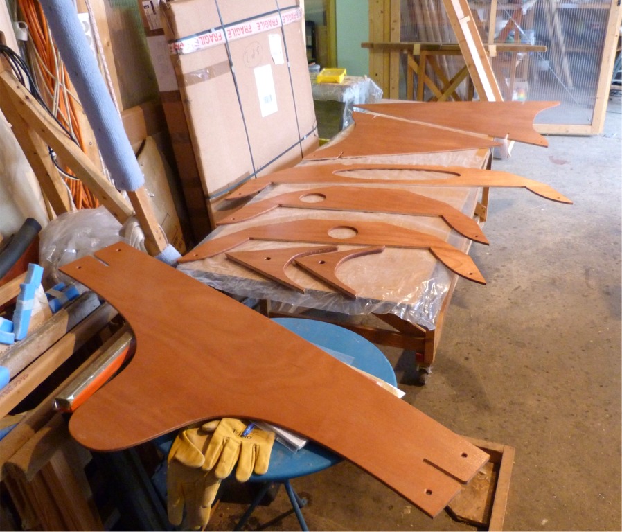 Et voici l'impr&eacute;gnation &eacute;poxy de la structure. J'ai aussi ponc&eacute; toutes les ar&ecirc;tes expos&eacute;es et fait plein de trous aux endroits idoines afin de fixer des amarres, des d&eacute;fenses, des lignes de tra&icirc;ne, des cormorans-p&ecirc;cheurs et des ratons-laveurs, que sais-je... 