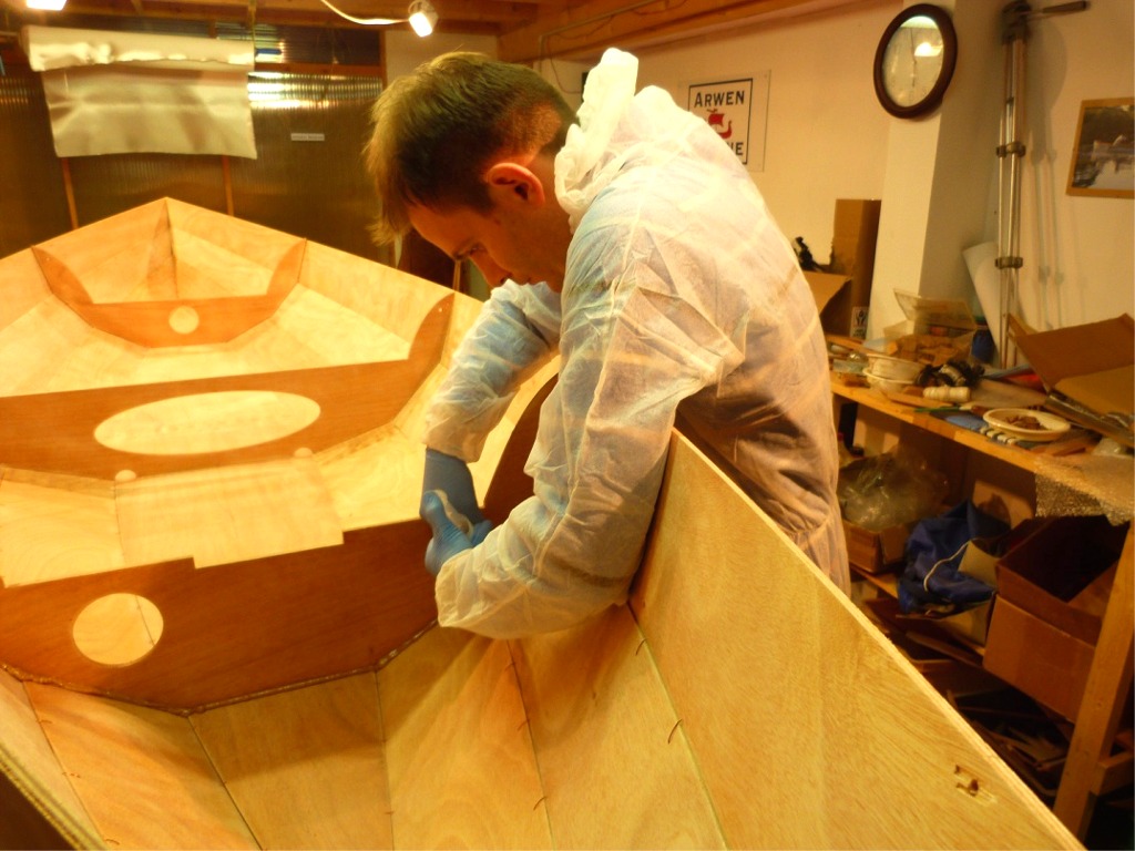 On commence le collage par les joints &agrave; l'int&eacute;rieur de l'&eacute;trave et de l'&eacute;tambot, ainsi que ceux de la face int&eacute;rieure des cloisons avant et arri&egrave;re (cot&eacute; int&eacute;rieur des caissons &eacute;tanches). 