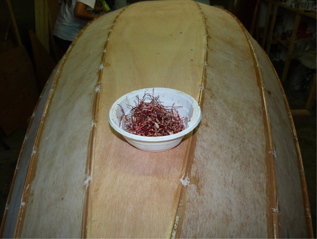 Jour 2 : nous commen&ccedil;ons par l'extraction de toutes les sutures de fil de cuivre. 