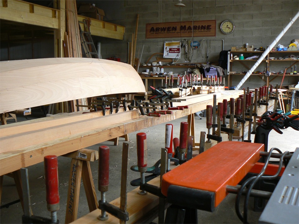 Photo matinale de l'atelier tranquille avant le d&eacute;but de la journ&eacute;e de travail. L'&eacute;poxy des collages du Skerry a durci pendant la nuit et nous allons extraire toutes les sutures, maintenant inutiles.