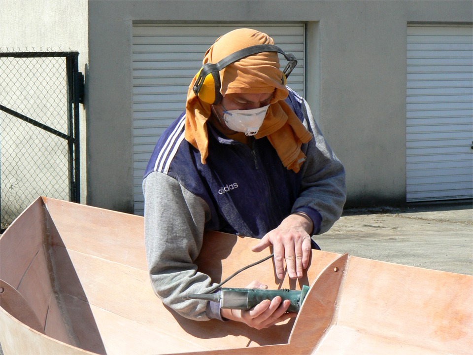 Jean-David s'est équipé pour poncer : masque anti-poussière (indispensable), casque anti-bruit (confortable) et ... chose sur la tête, pour se protéger des ardeurs du soleil de cette fin avril en Picardie (rarement nécessaire, mais évite la poussière dans les cheveux). 