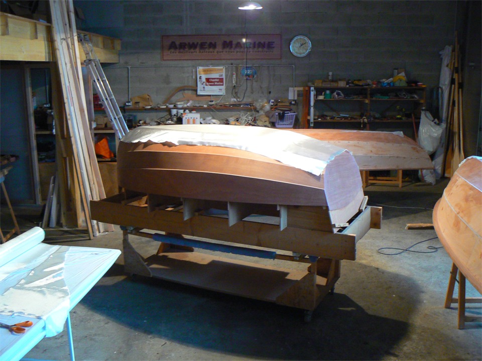 En attendant leur retour pour le huiti&egrave;me jour, j'ai repris le travail sur l'Arwen en cours de construction : je vais stratifier le fond (sole et galbords) et impr&eacute;gner l'ensemble du bord&eacute; sur sa face ext&eacute;rieure. 