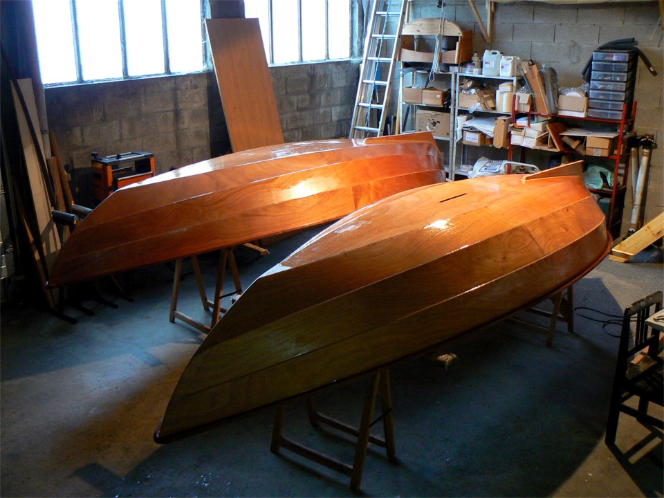 J'ai aussi pass&eacute; une couche compl&egrave;te d'&eacute;poxy sur les deux Skerry : je donne ainsi un petit coup de pouce &agrave; Olivier et Jean-David afin de nous dispenser du d&eacute;lai de durcissement de l'&eacute;poxy, et leur permettre ainsi de partir avec leur bateau lors de leur prochaine visite.