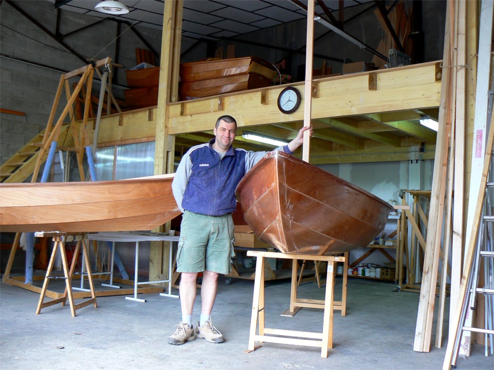 Le second pied de m&acirc;t est fix&eacute; ! En effet, la position de l'&eacute;tambrai du Skerry est d&eacute;termin&eacute;e d'avance, car c'est un simple trou &agrave; travers la "bavette" du si&egrave;ge avant, et la verticalit&eacute; lat&eacute;rale du m&acirc;t, en m&ecirc;me temps que sa qu&ecirc;te, sont d&eacute;termin&eacute;es par le positionnement du pied de m&acirc;t. 