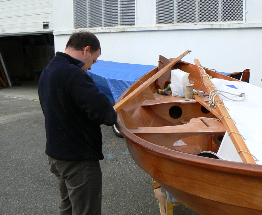 La voile est pr&ecirc;te, Olivier fixe un mousqueton en t&ecirc;te de sa livarde. 