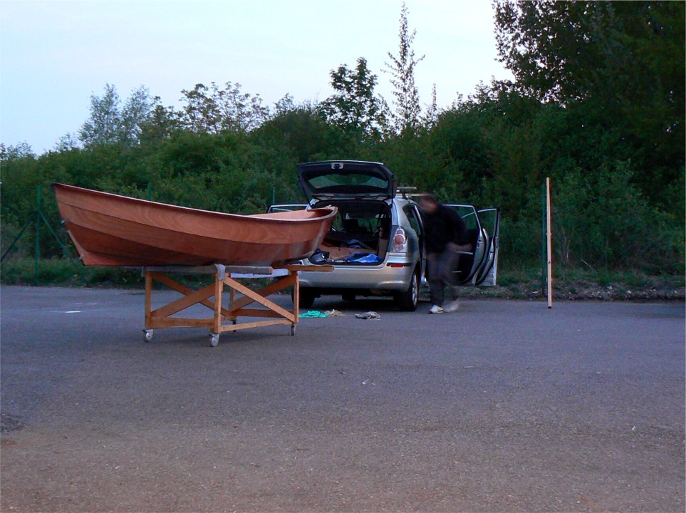 Et ce n'est qu'au cr&eacute;puscule que nous sommes pr&ecirc;ts &agrave; charger le Skerry sur la voiture d'Olivier...