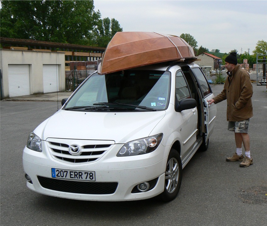 Au terme de cette dernière journée, Le Skerry est enfin chargé sur la voiture de Jean-David. Je n'ai malheureusement pris le temps de faire aucune photo de la mise au point de son gréement à livarde... 