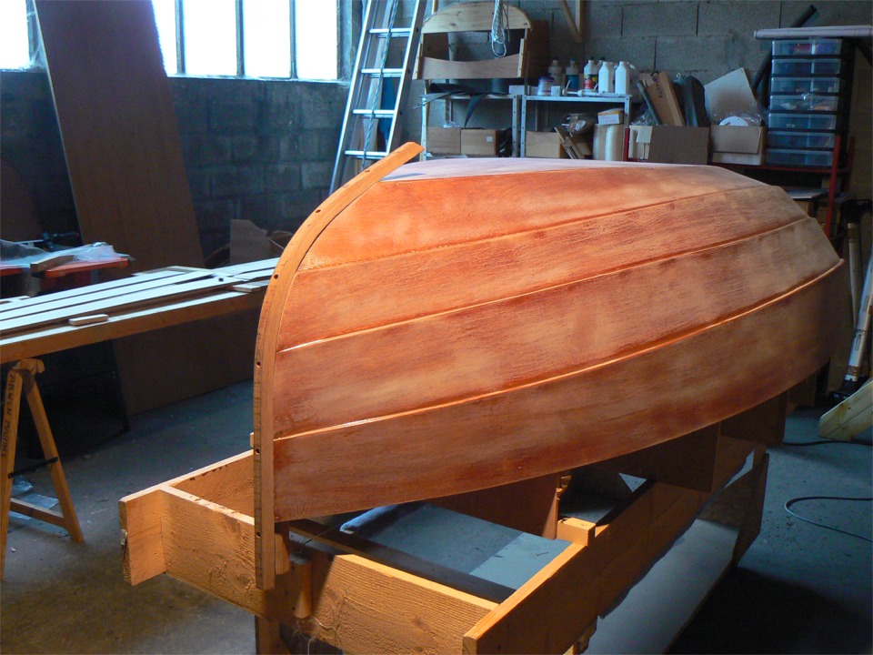 J'ai "d&eacute;moul&eacute;" la fausse &eacute;trave de l'Arwen, l'ai rabot&eacute;e et ponc&eacute;e, et je viens de la monter "&agrave; sec", viss&eacute;e mais sans colle, afin de v&eacute;rifier son ajustement. 