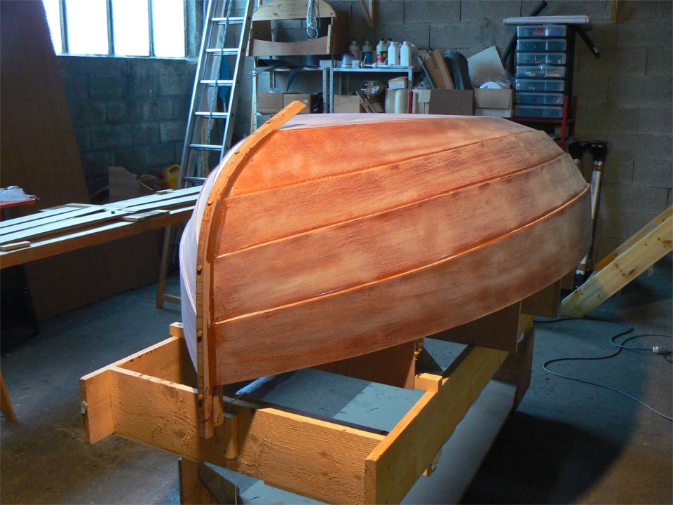 Tout est bon, je colle ! J'ai jet&eacute; les vis inox du premier montage. Nous avons eu deux cas de t&ecirc;tes cass&eacute;es sur des vis inox avec Jean-David (aux extr&eacute;mit&eacute;s des listons) et je ne veux pas prendre de risques : vis neuves pour le montage final. J'ai couvert les t&ecirc;tes des vis avec des tapons coup&eacute;s dans le m&ecirc;me morceau de bois que la fausse-&eacute;trave. 