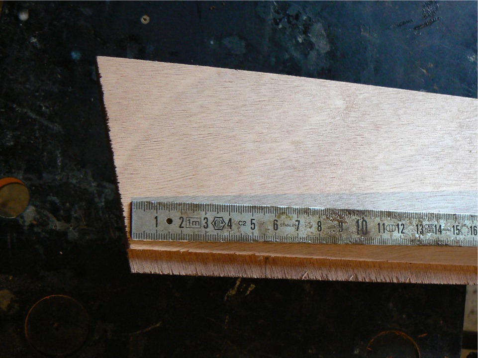 Par demande populaire, voici une s&eacute;quence de trois images qui montrent comment couper une r&acirc;blure &agrave; l'extr&eacute;mit&eacute; avant d'un bord&eacute; comportant une feuillure "Lapstitch&trade;". L'int&eacute;r&ecirc;t de couper cette r&acirc;blure est de permettre aux bord&eacute;s &agrave; clin de venir &agrave; franc-bord sur l'&eacute;trave. Ceci est la m&eacute;thode "facile", par opposition &agrave; l'autre selon laquelle la r&acirc;blure est coup&eacute;e sur le bord haut du cot&eacute; ext&eacute;rerieur du bord&eacute; (vous voyez que c'est difficile, on ne comprend d&eacute;j&agrave; m&ecirc;me pas o&ugrave; la faire !) 