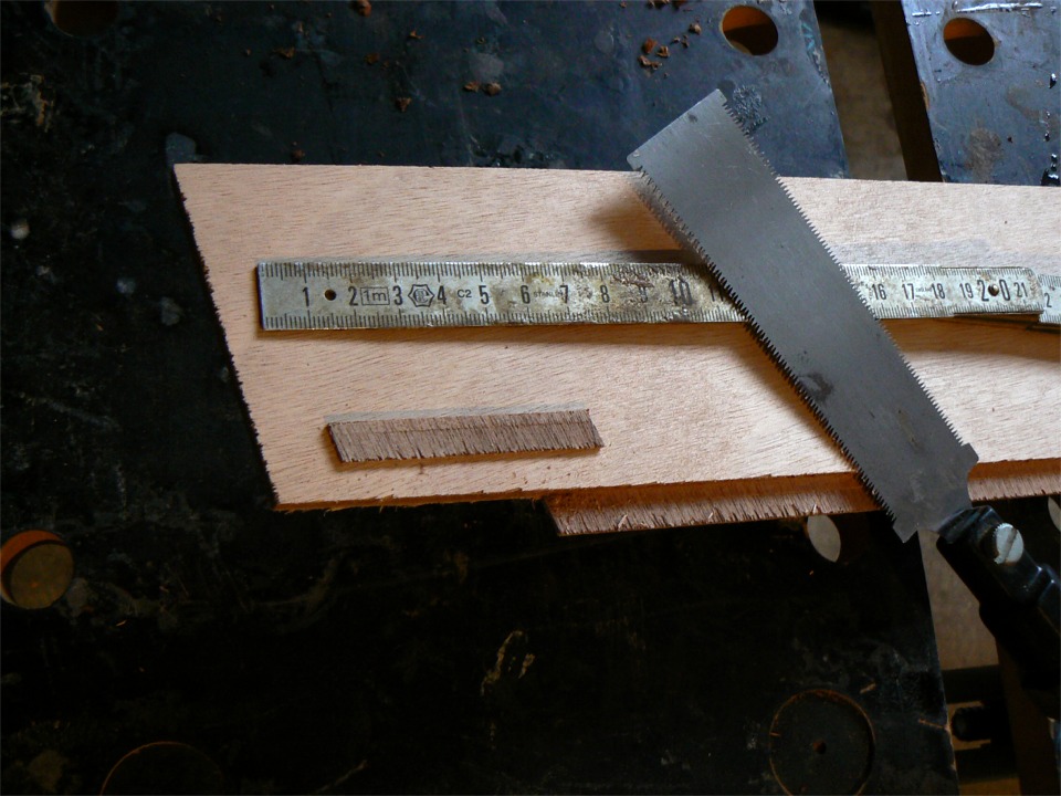 J'ai mesur&eacute; 6 cm &agrave; partir de l'extr&eacute;mit&eacute; avant du bord&eacute;, puis, j'ai coup&eacute; le bout de la feuillure &agrave; cet endroit &agrave; l'aide d'une petite scie &agrave; main tr&egrave;s fine. La feuillure fait 3 mm d'&eacute;paisseur, la moiti&eacute; de celle du bord&eacute;. 