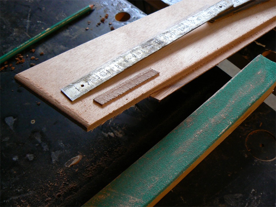 Apr&egrave;s la d&eacute;coupe, il ne reste plus qu'&agrave; r&eacute;aliser un plan inclin&eacute; sur l'extr&eacute;mit&eacute; de la feuillure afin de favoriser la transition du clin au franc-bord. Th&eacute;oriquement, le plan inclin&eacute; devrait passer de 3 mm, &eacute;paisseur de la feuillure, &agrave; 0 mm au bout. J'utilise un bout de tasseau sur lequel j'ai coll&eacute; 30 cm de papier de verre. Je ne vais pas jusqu'&agrave; l'&eacute;paisseur z&eacute;ro au bord, mais je laisse &agrave; peu pr&egrave;s 1 mm pour que &ccedil;a ne soit pas trop fragile. 