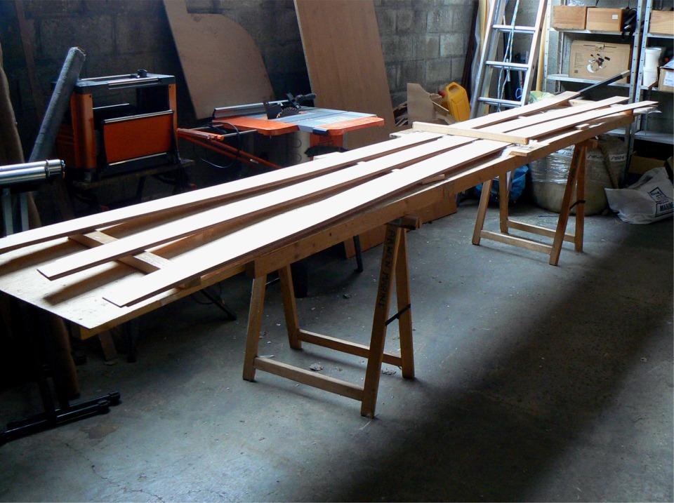 Et je d&eacute;marre la construction d'une nouvelle Yole de Chester, qui ira naviguer en rade de Brest. Sur cette image, je viens de coller les scarfs des bord&eacute;s 4, 5 et 6 (seconde fourn&eacute;e apr&egrave;s les bord&eacute;s 1, 2 et 3). 