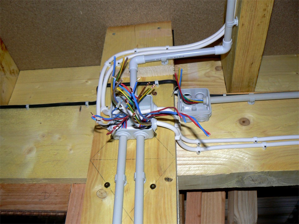 Je continue &agrave; me battre contre l'hydre de Lerne. Passer des c&acirc;bles nest pas sorcier, mais &ccedil;a prend un temps incroyable quand on n'a pas l'habitude... 