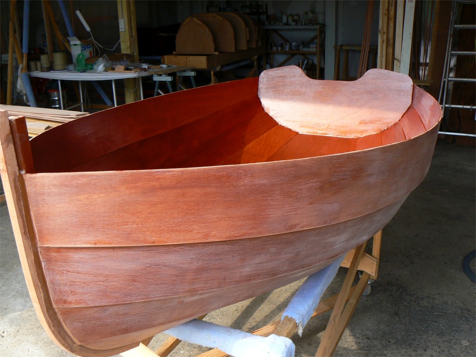 J'ai pass&eacute; une couche d'impr&eacute;gnation &eacute;poxy sur l'int&eacute;rieur de l'Arwen. Sous cet angle, les "oreilles" du tableau arri&egrave;re sont moins pro&eacute;minentes. 