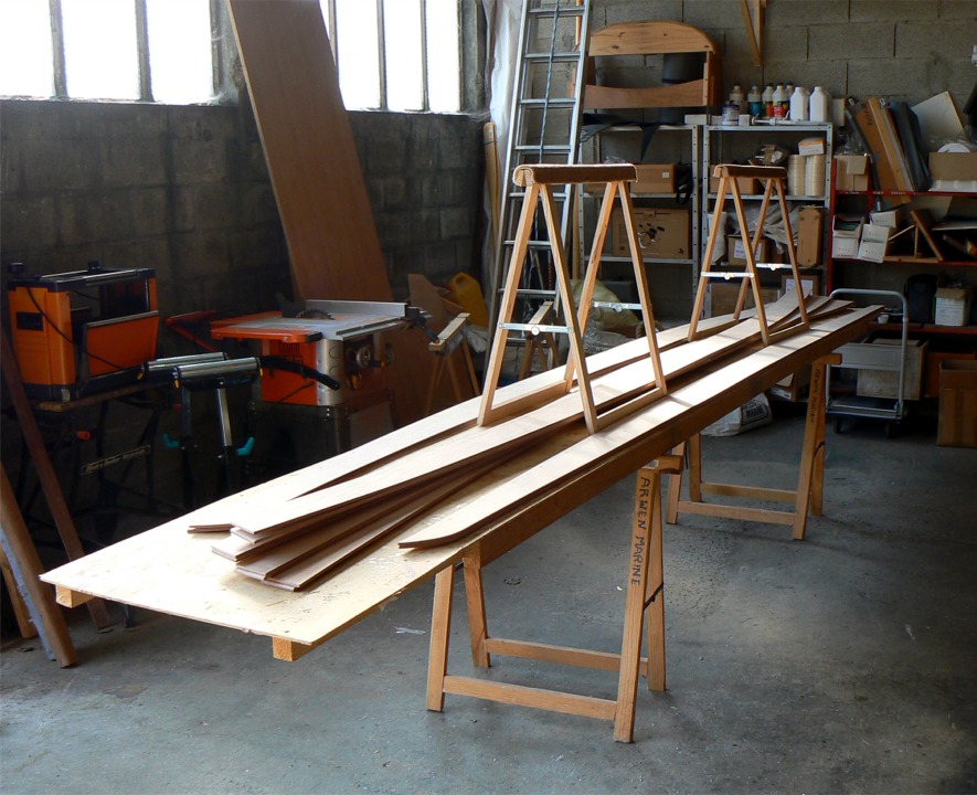 Tous les bord&eacute;s de la yole sont pr&ecirc;ts &agrave; suturer, yapluka ! Je vais assembler la coque &agrave; l'envers, pos&eacute;e sur les tr&eacute;teaux. 